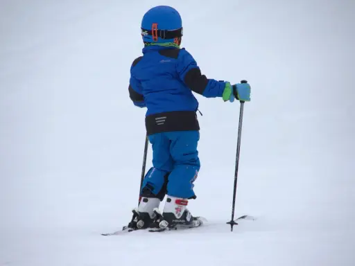 Kask na narty dla dziewczynki: Bezpieczeństwo i styl na stoku?
