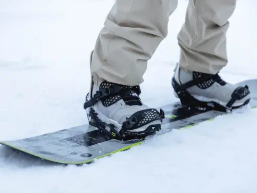 Wiązania snowboardowe: miękkie czy twarde? Dopasuj do stylu!